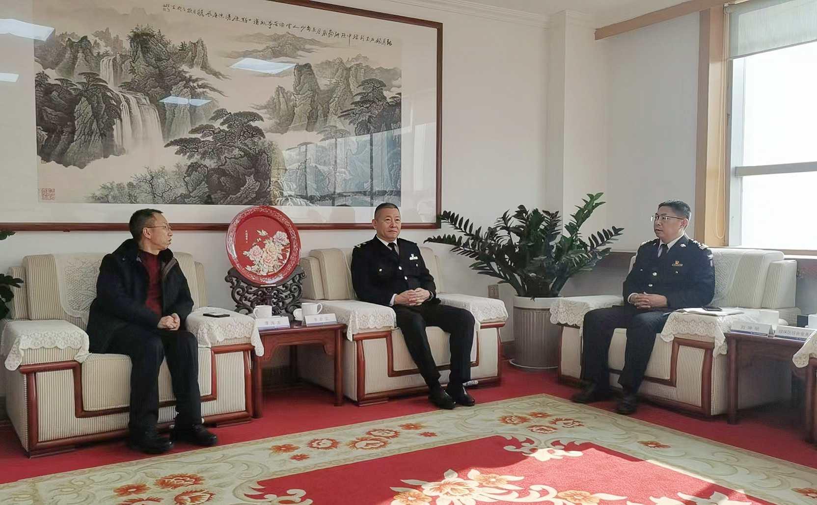 1733474158650612.jpg 海关合影2.jpg